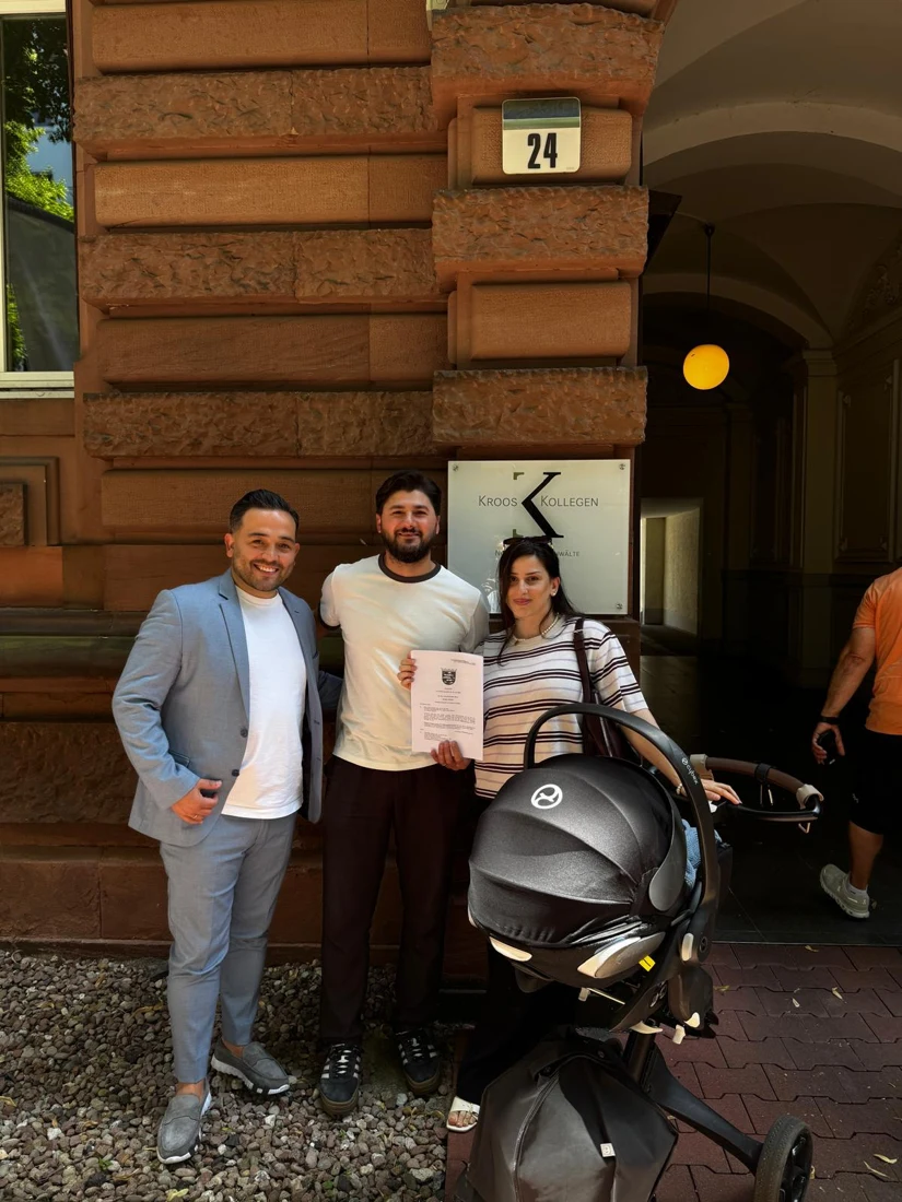 Özer Özmen mit Murat und Ebru nach der Unterzeichnung