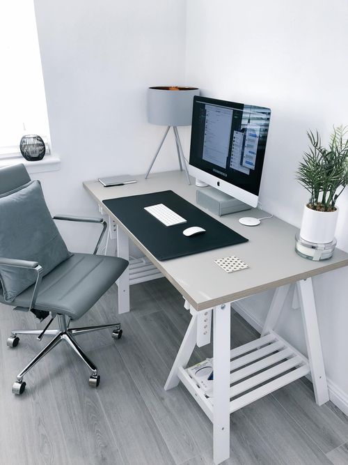 Moderner Arbeitsplatz für die Einkommensplanung