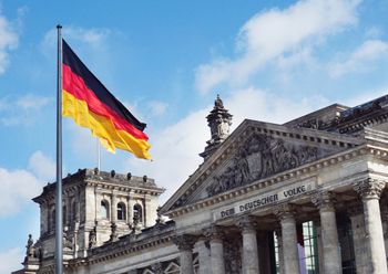 Deutsche Flagge vor dem Reichstagsgebäude
