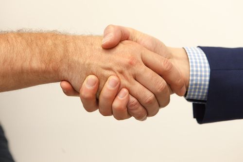 Geschäftlicher Handschlag als Symbol für Selbstständigkeit