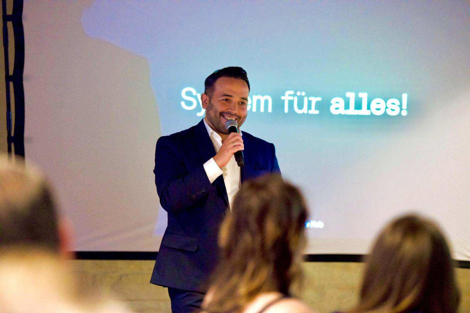 Özer Özmen bei einem Vortrag